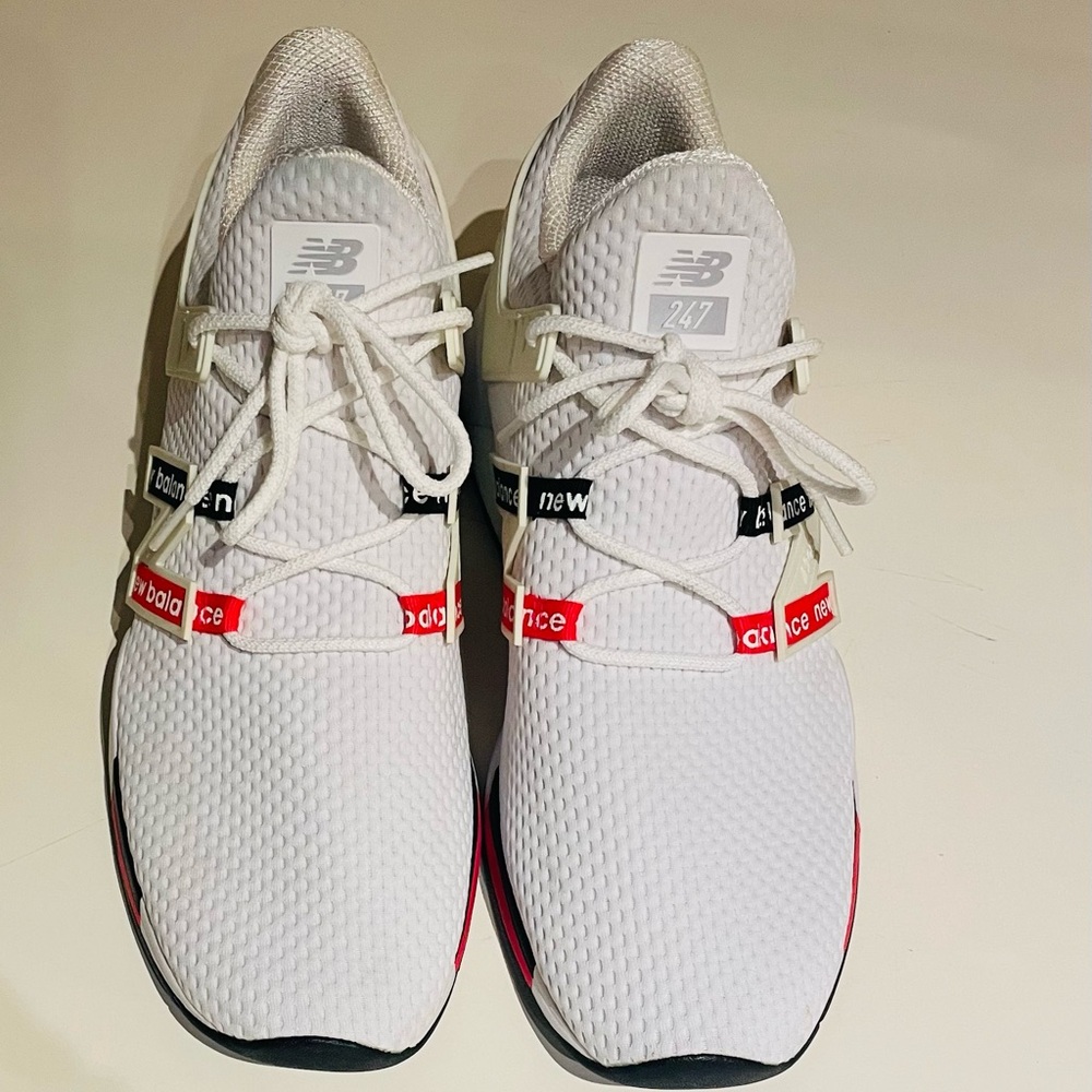 Brand new!🎁
Never worn, from Sample sale at New Balance.
Size 9.5 mens
PERFECT 🎁